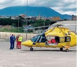 Perde il controllo della vespa e cade: l'eliambulanza atterra in centro