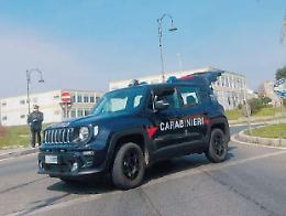 Sorpreso nell'auto con "dispositivi" falsificati: giovane denunciato