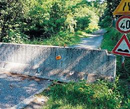 In bilico sul torrente: la strada provinciale dimenticata. E' polemica