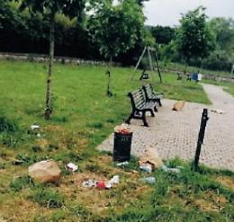 Villetta comunale invasa dalla sporcizia: «Totale mancanza di senso civico»