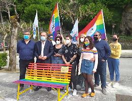 Atina, una panchina arcobaleno per dire "no" ad ogni discriminazione
