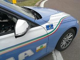 Rubano due auto ma restano senza benzina e tentano la fuga: arrestati