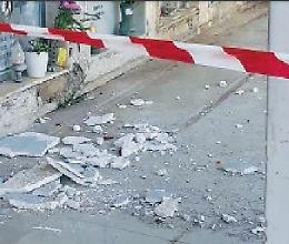 Cadono pezzi d'intonaco al cimitero: l'appello dei cittadini al Comune