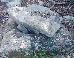 Tombino chiuso con un masso: si rischia che qualcuno possa finirci dentro