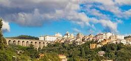 Studente di 14 anni si getta dal ponte e muore sul colpo: tragedia ad Ariccia