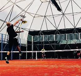 Padel abusivo nel capannone industriale, pronti cinque campi: il Comune blocca tutto