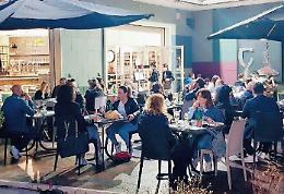 Covid e coprifuoco allentato: a cena senza guardare l'orologio