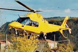 Schiacciato da un ballone di fieno: paura per un pensionato