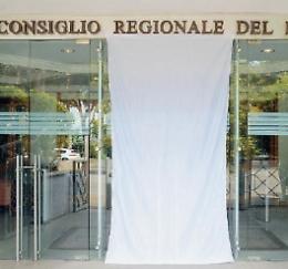 «Combattere sempre tutte le mafie»: drappo bianco in consiglio regionale