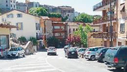 Fa finta di baciarla e la scippa: la giovane, rincorsa, si è poi dileguata