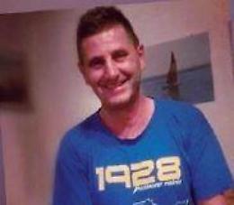 Funerali Ernesto Caperna: palloncini gialli e azzurri in cielo per l'addio al tifoso