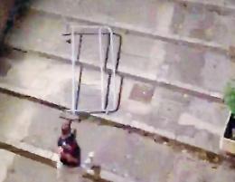 Rissa tra giovani in centro, volano transenne: ragazzo colpito dietro la nuca