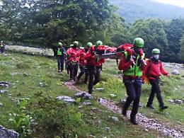 Scivola tra i sentieri di montagna e si frattura: Soccorso alpino in azione