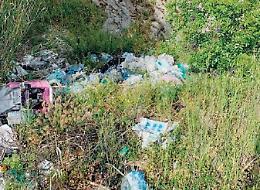 Spunta l'ennesima discarica a cielo aperto: gli incivili fanno un altro scempio