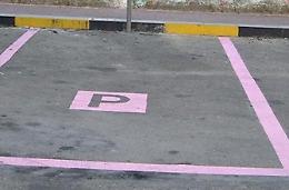 Parcheggi rosa per le neo mamme: gli stalli davanti le farmacie