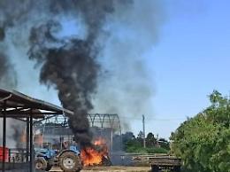 Capannone distrutto da un incendio, le fiamme hanno divorato tutto: danni ingenti