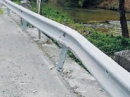 Auto si schianta contro il guardrail nella notte: la barriera ha evitato la tragedia