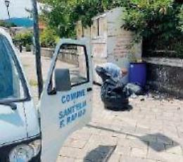 Abiti usati: cittadini indisciplinati abbandonano buste su buste