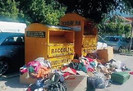 Cassonetti gialli stracolmi, abbandonati rifiuti di ogni tipo: pronta la diffida