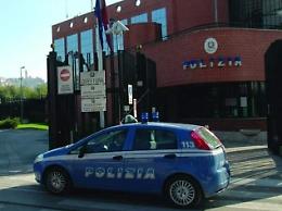 Furto al distributore di benzina, ladro maldestro incastrato dalle telecamere