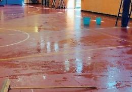 Piove dal tetto e si allaga la palestra: liceo scientifico nel caos