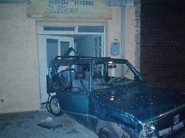 Sbatte contro un furgone e un'auto, poi contro un muro in pietra: fidanzati miracolati