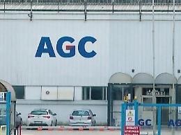 L'Agc “spegne” una linea, lavoratori a rischio: tremano le famiglie. È sciopero