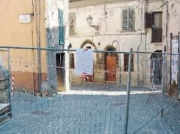 Crolla il tetto di una casa, strada chiusa: disagi e ambulanze bloccate