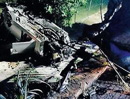 "Vola" per 10 metri con l'auto e si schianta contro una ringhiera: due feriti