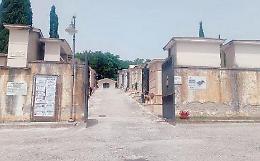Cimitero nel degrado: erba alta, nessuna scala e niente luci. Familiari indignati