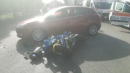 Schianto tra auto e moto, ferito un trentenne in sella alle due ruote