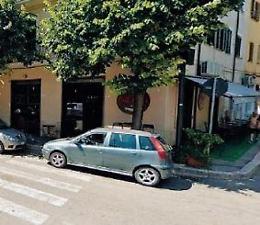 Si schianta con il Suv contro 5 auto e poi fugge: notte di panico in città