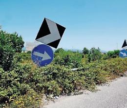 Zona industriale dimenticata, erba incolta e asfalto ko: chiesta la messa in sicurezza