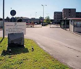 Pestaggi in carcere, faccia al muro e capelli rasati: spuntano dettagli choc