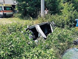 Esce di strada e finisce incastrata con l'auto in un fosso: 32enne elitrasportata