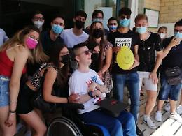 I compagni di classe gli prestano la voce per gli esami: Alessio ora ha il suo diploma