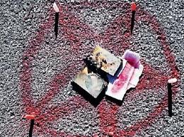 Misterioso rito in pieno centro: si segue la pista satanica