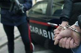 Strattona i carabinieri per sfuggire al controllo, era in possesso di droga: arrestato