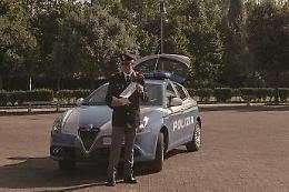 Prende a calci l'auto di una donna e si spaccia per un carabiniere: denunciato