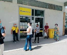 Poste, banche e Cup: tutti in fila fuori. La rabbia dei cittadini