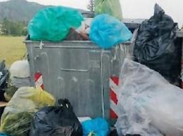 Cassonetti stracolmi di rifiuti: guerra ai furbetti della differenziata