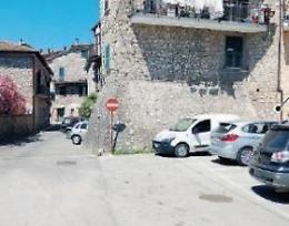 Vandali in azione: 2 auto sfregiate in centro. La grafia potrebbe incastrare l'autore