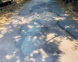 Via Le Cese, manto stradale sconnesso e buche come trappole: serve sicurezza