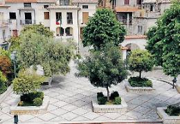 Schiamazzi notturni, il sindaco bacchetta le famiglie dei ragazzi e invoca rispetto