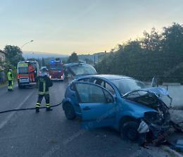Incidente all'alba, ventenne estratta dalle lamiere della sua auto: elitrasportata