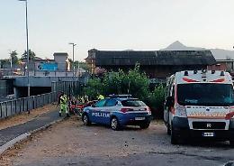 Ruba in un negozio, poi accoltella alla schiena il titolare: l'aggressore è un minorenne
