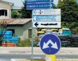 L'ineluttabile destino della strada senza cartello: vandalismo o messaggio nascosto?