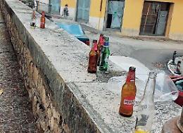 Nonostante il divieto, "sfilata" di bottiglie sul muro della piazza