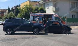 Incidente in pieno centro, suv contro minicar: ferita una minorenne