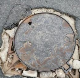 Tombino pericoloso al centro della strada, l'allarme: "Qualcuno può restare ferito"